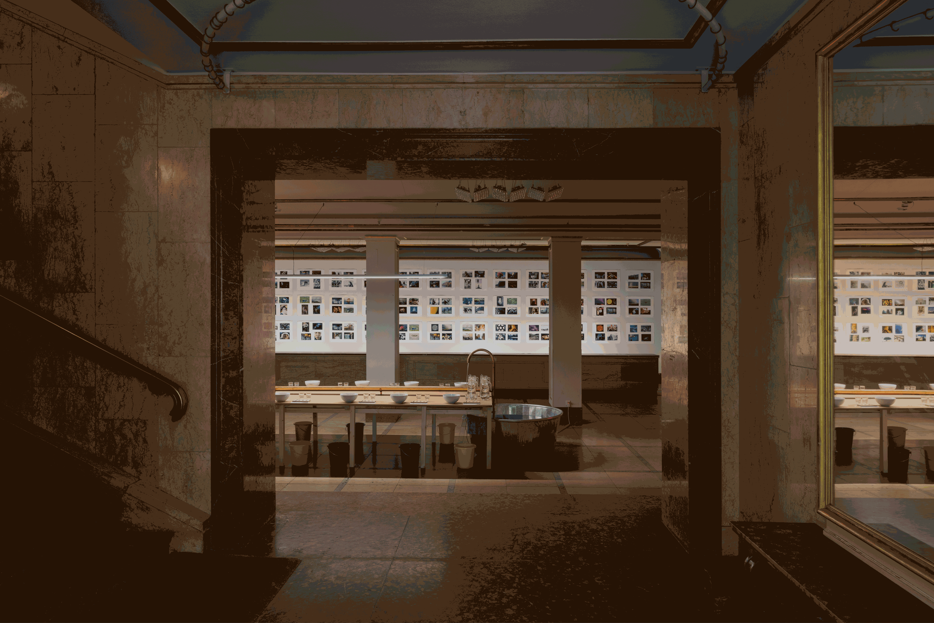 Blick in Serkis' Workshop in der Galerie des Gorki: ein langer Tisch mit zwei Reihen weißer Schalen
